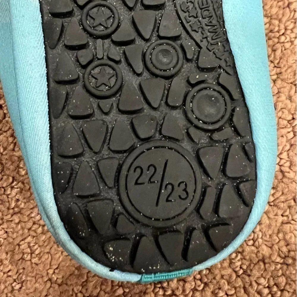 Boys Shark Swim Shoes Size 5/6 Water Shoes